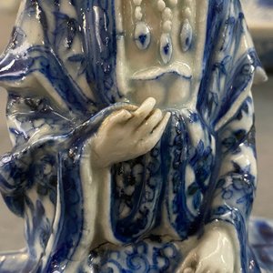 Une figure de Guanyin assise en porcelaine de Chine en bleu et blanc, 19ème — photo 8