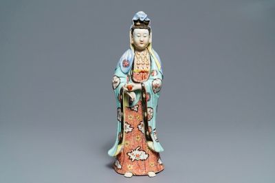 Une figure de Guanyin debout en porcelaine de Chine, Qianlong