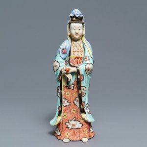 Une figure de Guanyin debout en porcelaine de Chine, Qianlong — photo 1