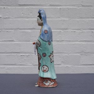 Une figure de Guanyin debout en porcelaine de Chine, Qianlong — photo 12