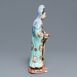 Une figure de Guanyin debout en porcelaine de Chine, Qianlong — photo 4