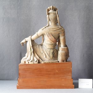 Une figure de Guanyin en bois peint, Chine, Ming — photo 11
