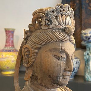 Une figure de Guanyin en bois peint, Chine, Ming — photo 26