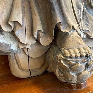 Une figure de Guanyin en bois peint, Chine, Ming — photo 28
