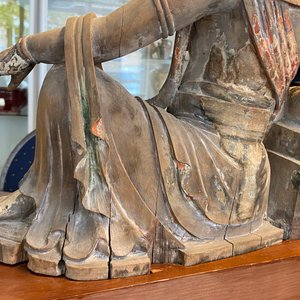 Une figure de Guanyin en bois peint, Chine, Ming — photo 36
