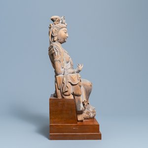 Une figure de Guanyin en bois peint, Chine, Ming — photo 4