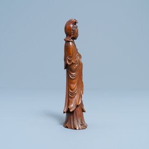 Une figure de Guanyin en bois sculpté, Chine, 18/19ème — photo 4