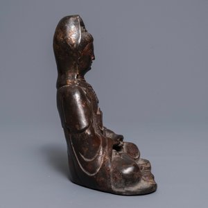 Une figure de Guanyin en bronze aux traces de laque et dorure, Chine, 18ème — photo 4