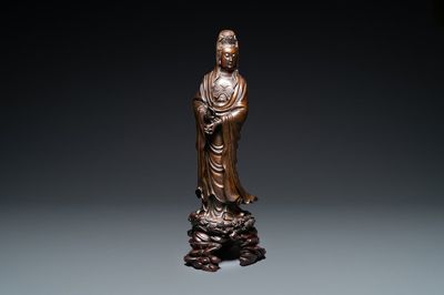 Une figure de Guanyin en bronze incrusté d'argent, marque Yutang Shi Sou, Qing