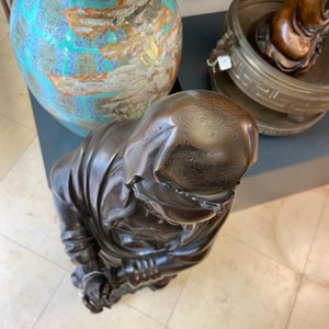 Une figure de Guanyin en bronze incrusté d'argent, marque Yutang Shi Sou, Qing — photo 13