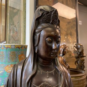Une figure de Guanyin en bronze incrusté d'argent, marque Yutang Shi Sou, Qing — photo 14