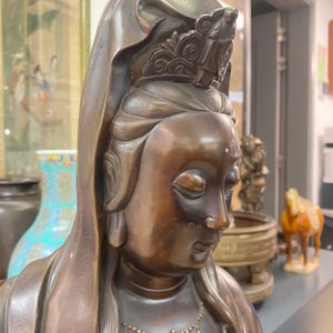 Une figure de Guanyin en bronze incrusté d'argent, marque Yutang Shi Sou, Qing — photo 18