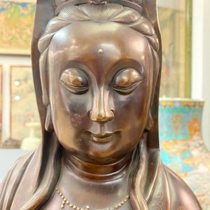 Une figure de Guanyin en bronze incrusté d'argent, marque Yutang Shi Sou, Qing — photo 19