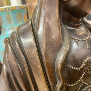 Une figure de Guanyin en bronze incrusté d'argent, marque Yutang Shi Sou, Qing — photo 20