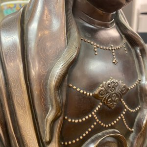 Une figure de Guanyin en bronze incrusté d'argent, marque Yutang Shi Sou, Qing — photo 21