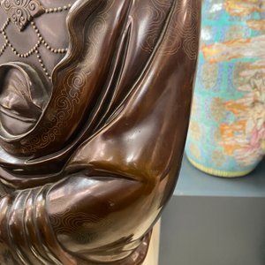 Une figure de Guanyin en bronze incrusté d'argent, marque Yutang Shi Sou, Qing — photo 25
