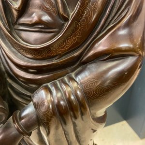 Une figure de Guanyin en bronze incrusté d'argent, marque Yutang Shi Sou, Qing — photo 26