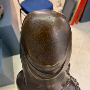 Une figure de Guanyin en bronze incrusté d'argent, marque Yutang Shi Sou, Qing — photo 42