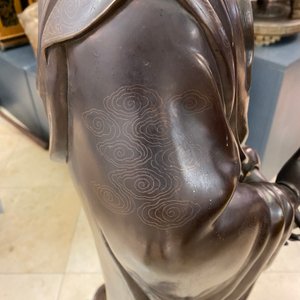 Une figure de Guanyin en bronze incrusté d'argent, marque Yutang Shi Sou, Qing — photo 45