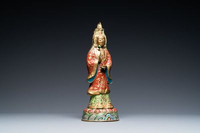 Une figure de Guanyin en émaux champlevés et cuivre doré, Chine, Qing