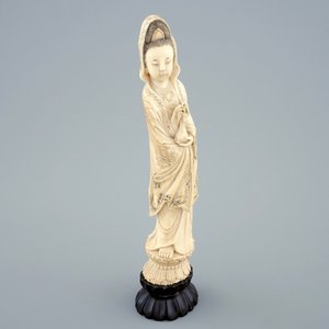 Une figure de Guanyin en ivoire sculpté sur socle en bois, 19ème — photo 1