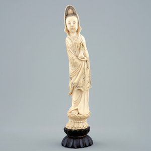 Une figure de Guanyin en ivoire sculpté sur socle en bois, 19ème — photo 2