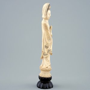 Une figure de Guanyin en ivoire sculpté sur socle en bois, 19ème — photo 3