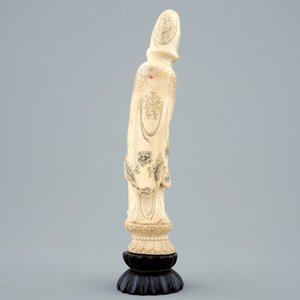 Une figure de Guanyin en ivoire sculpté sur socle en bois, 19ème — photo 4
