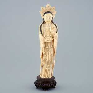 Une figure de Guanyin en ivoire sculpté sur socle en bois, début du 20ème — photo 2