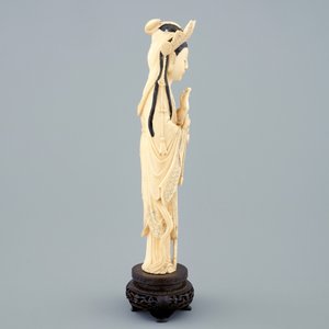 Une figure de Guanyin en ivoire sculpté sur socle en bois, début du 20ème — photo 3