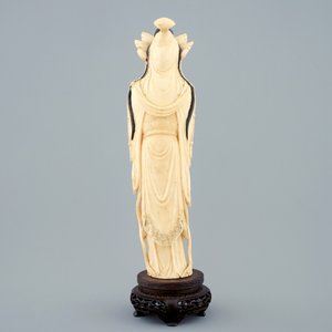 Une figure de Guanyin en ivoire sculpté sur socle en bois, début du 20ème — photo 4
