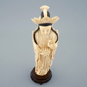 Une figure de Guanyin en ivoire sculpté sur socle en bois, début du 20ème — photo 6