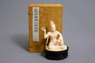 Une figure de Guanyin en ivoire sculpté sur socle en bois et avec sa boîte, République, début du 20ème