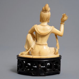 Une figure de Guanyin en ivoire sculpté sur socle en bois et avec sa boîte, République, début du 20ème — photo 4