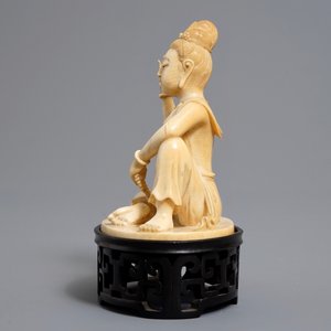 Une figure de Guanyin en ivoire sculpté sur socle en bois et avec sa boîte, République, début du 20ème — photo 5
