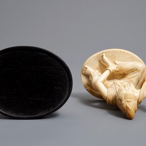 Une figure de Guanyin en ivoire sculpté sur socle en bois et avec sa boîte, République, début du 20ème — photo 6