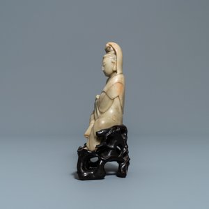 Une figure de Guanyin en pierre à savon sur socle en bois sculpté, Chine, 19ème — photo 3