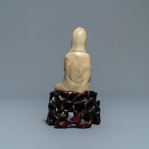 Une figure de Guanyin en pierre à savon sur socle en bois sculpté, Chine, 19ème — photo 4
