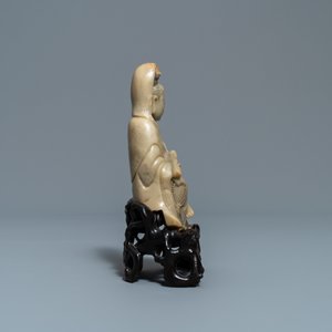 Une figure de Guanyin en pierre à savon sur socle en bois sculpté, Chine, 19ème — photo 5