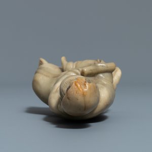 Une figure de Guanyin en pierre à savon sur socle en bois sculpté, Chine, 19ème — photo 6