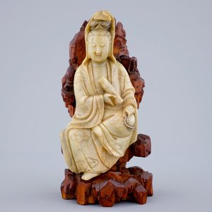 Une figure de Guanyin en pierre de savon sur socle en bois sculpté, 18/19ème — photo 2
