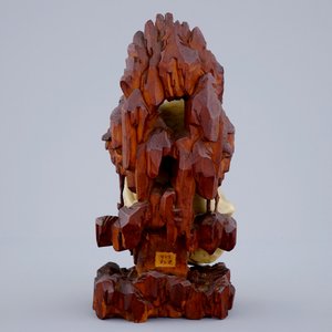 Une figure de Guanyin en pierre de savon sur socle en bois sculpté, 18/19ème — photo 4