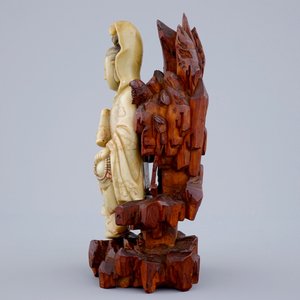 Une figure de Guanyin en pierre de savon sur socle en bois sculpté, 18/19ème — photo 5