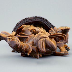 Une figure de Guanyin en pierre oeil de tigre sculptée sur socle en bois, 19/20ème — photo 5