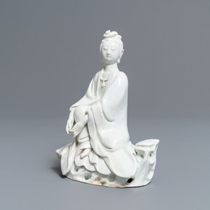 Une figure de Guanyin en porcelaine blanc de Chine, 18/19ème — photo 1