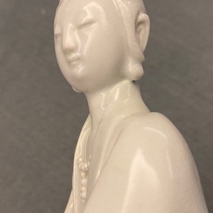 Une figure de Guanyin en porcelaine blanc de Chine, 18/19ème — photo 11