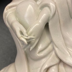 Une figure de Guanyin en porcelaine blanc de Chine, 18/19ème — photo 13