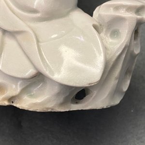 Une figure de Guanyin en porcelaine blanc de Chine, 18/19ème — photo 14