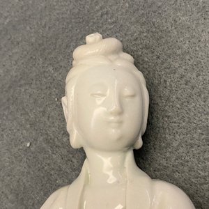 Une figure de Guanyin en porcelaine blanc de Chine, 18/19ème — photo 15