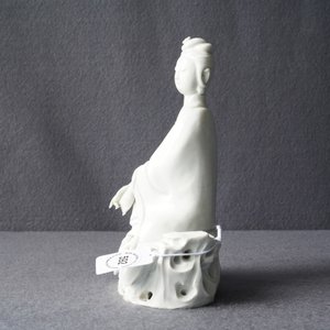 Une figure de Guanyin en porcelaine blanc de Chine, 18/19ème — photo 23